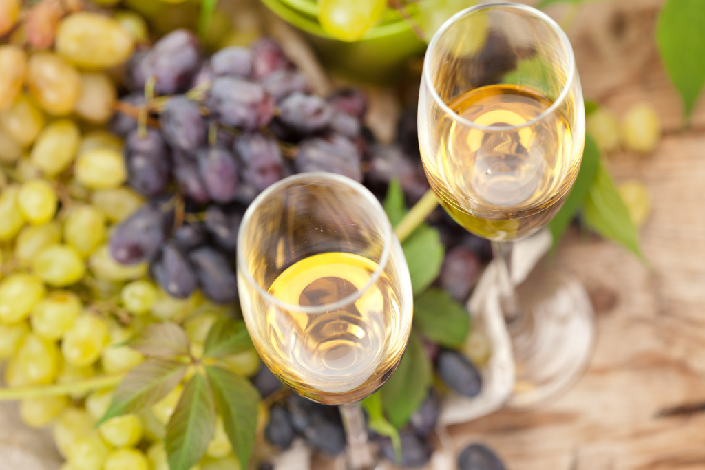 Two wine glasses and grapes